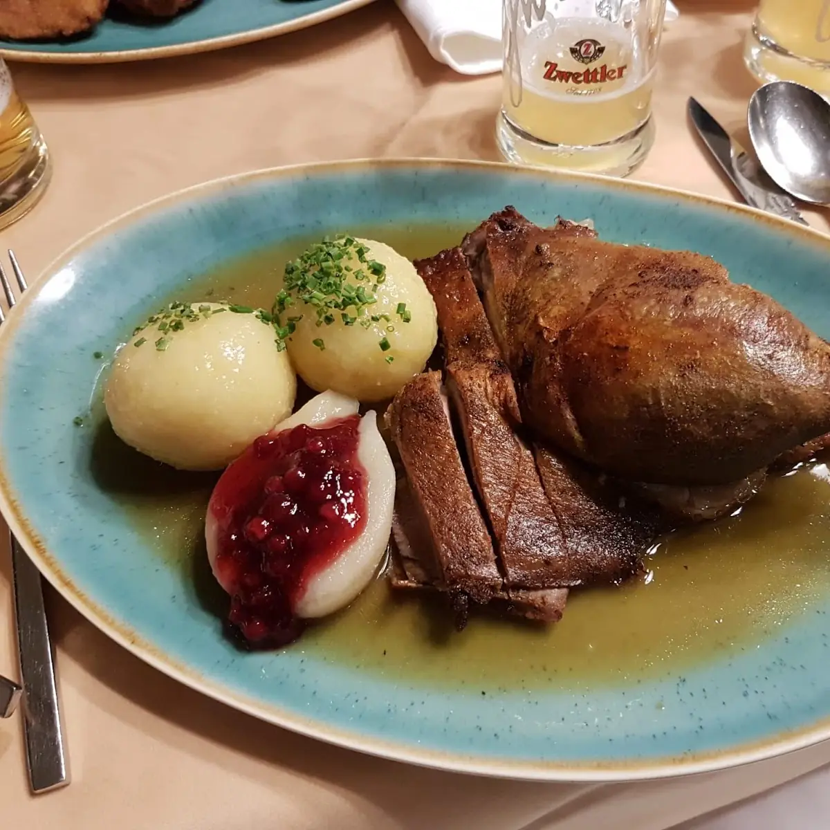 Gansl M Erdäpfelknödel Rotkraut U Maroni