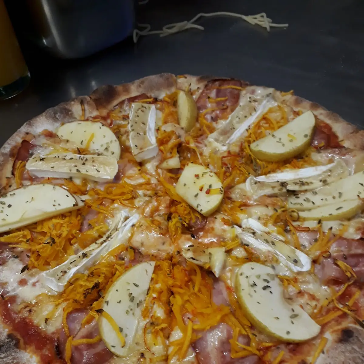 Herbstpizza Mit Speck Kürbis Apfel Camenbert