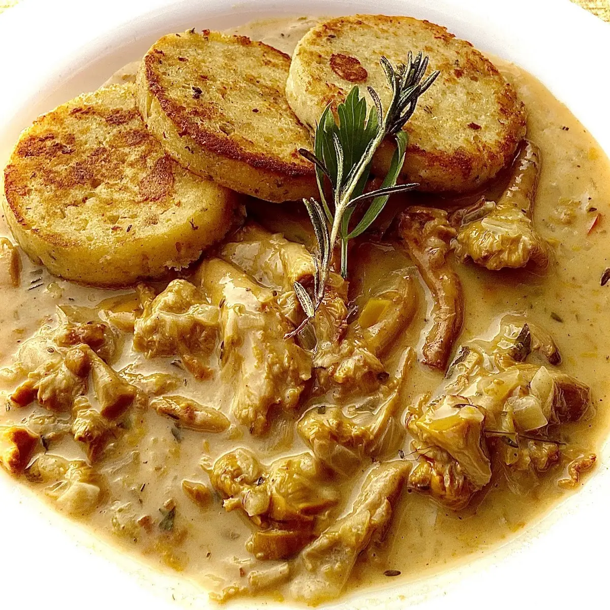 Eierschwammerlgulasch