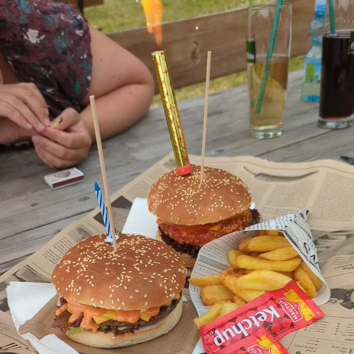 Hawaii Burger Mit Pommes Frites