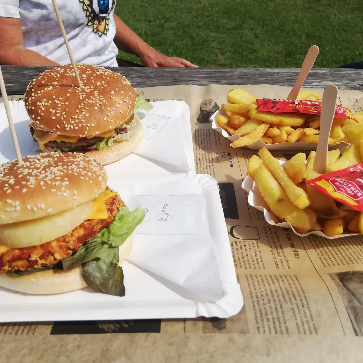Pommes Frites Und Hawaiburger