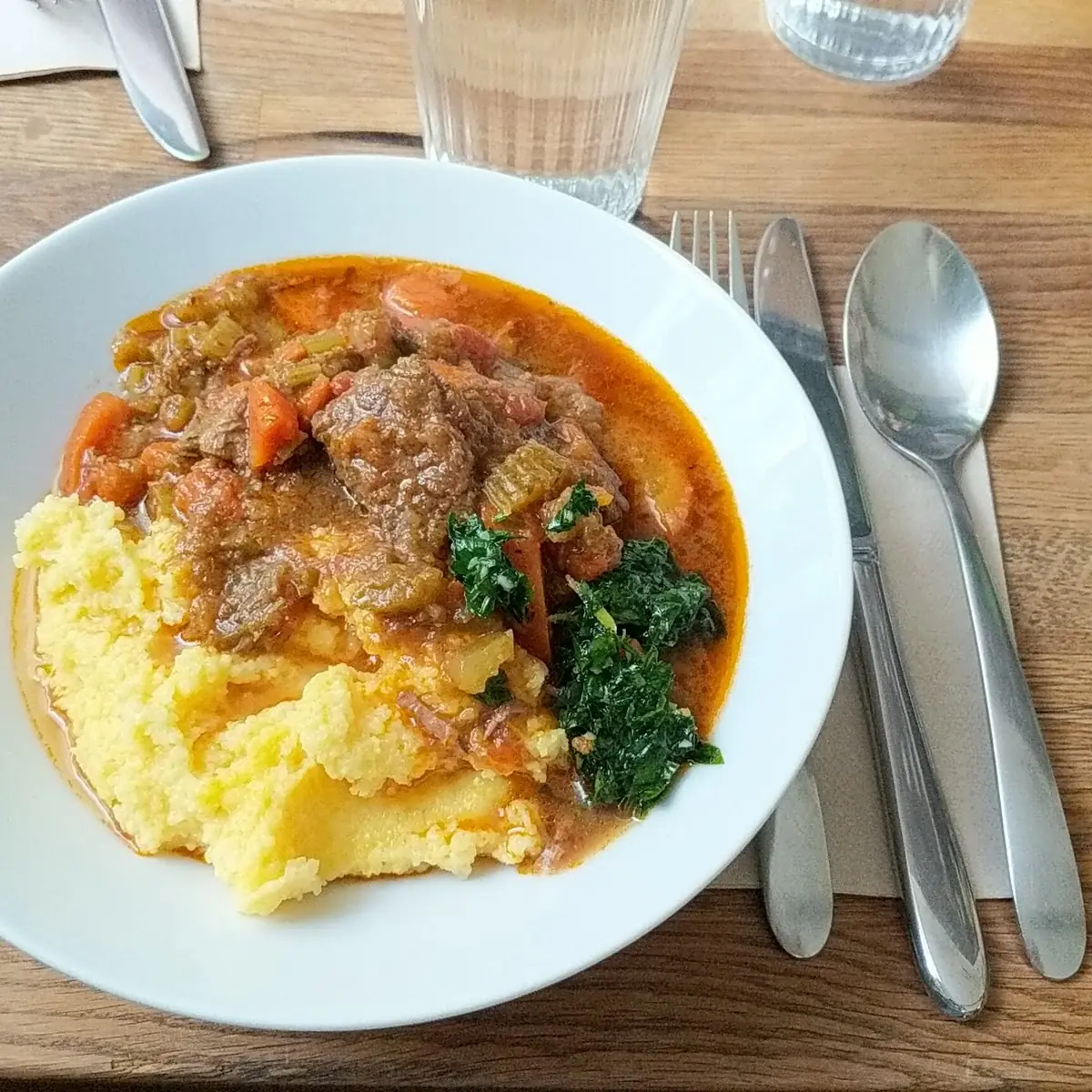 Italienischer Bio-rindfleisch-gemüse-eintopf Mit Polenta