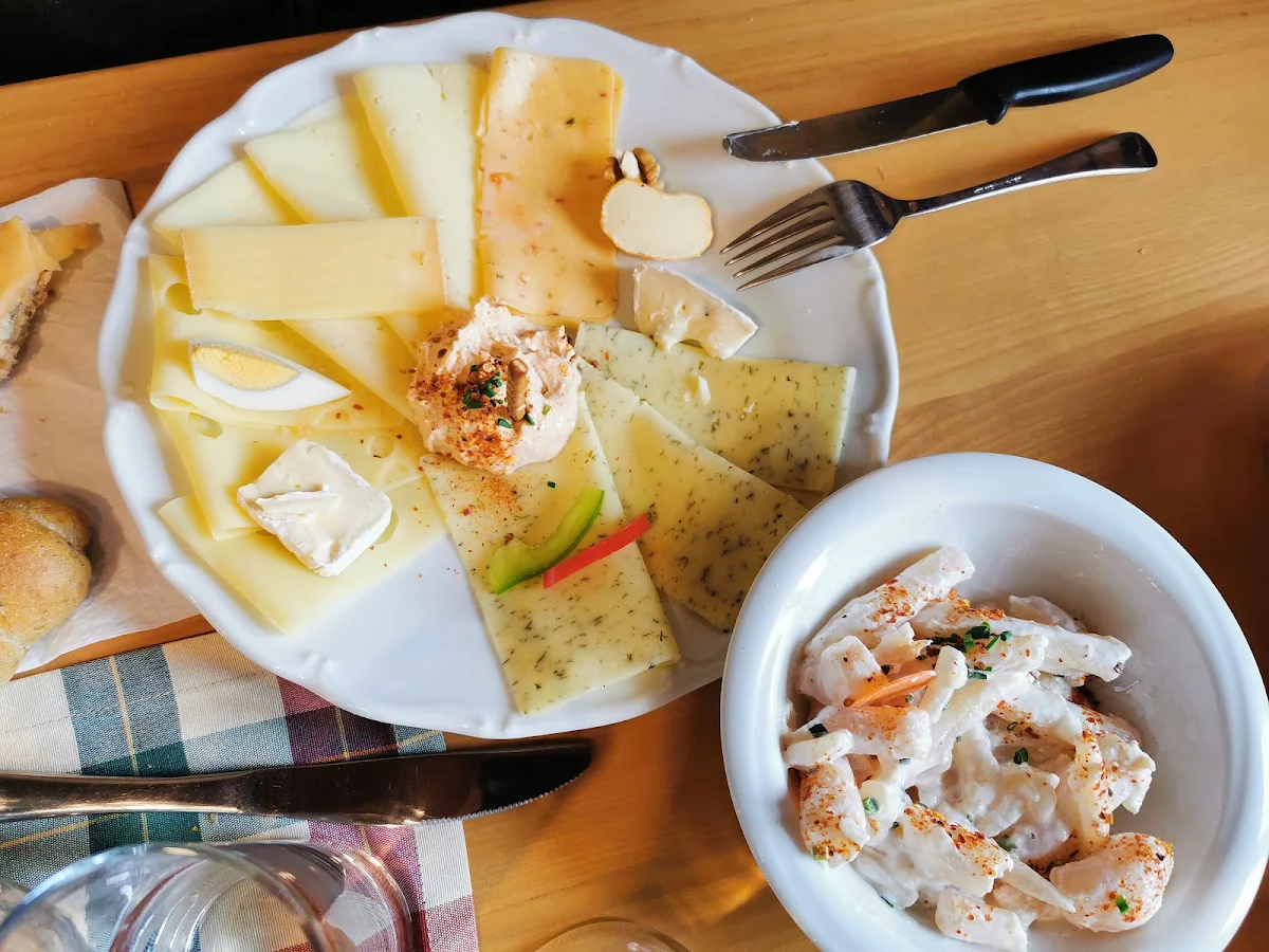 Käseplatte Und Schwarzwurzelsalat