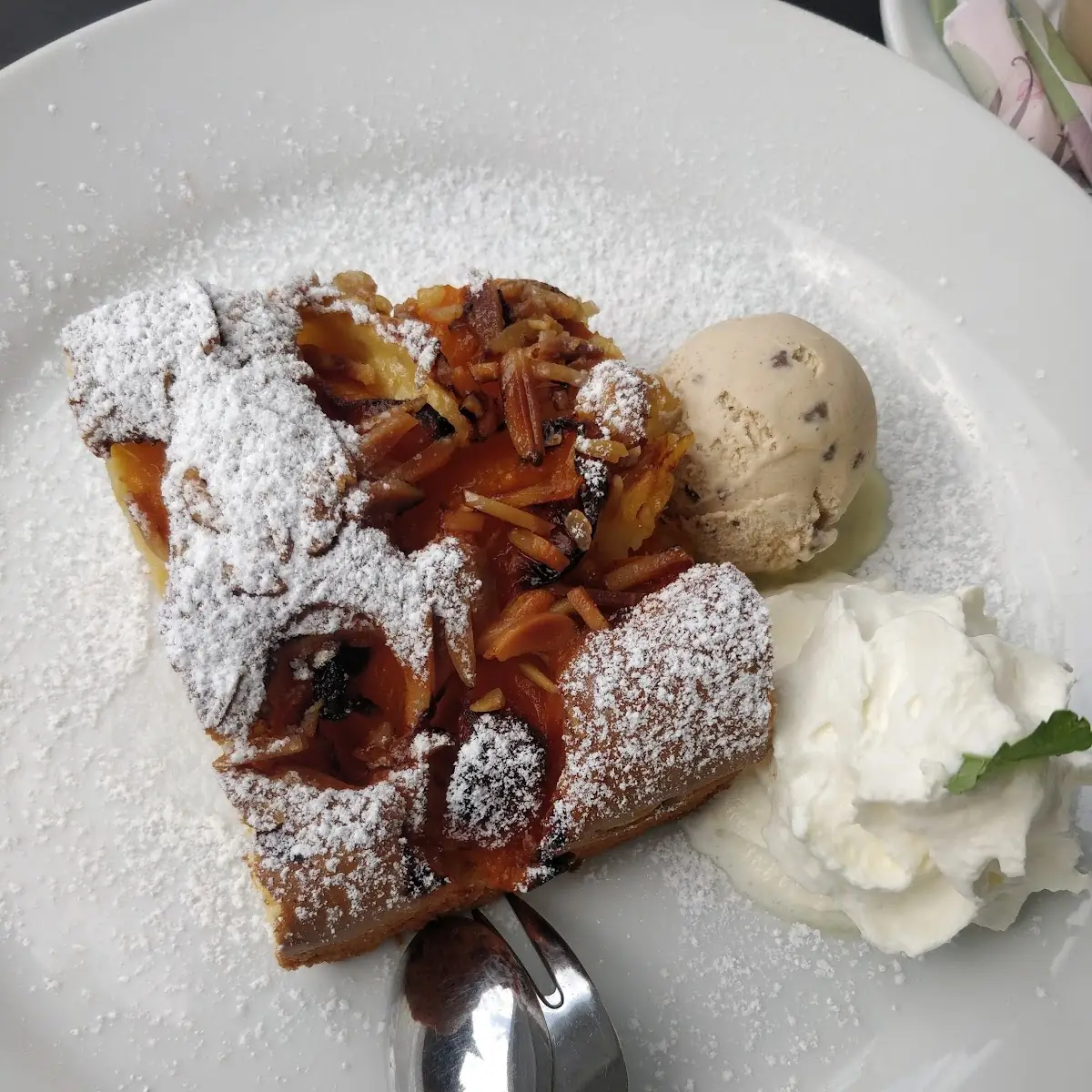 Blechkuchen Mit Marille Und Zimteis