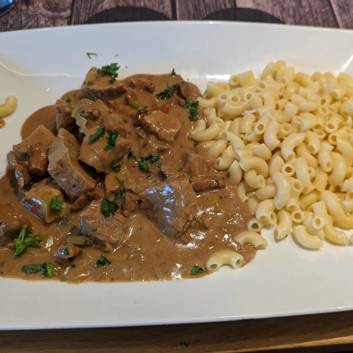 Schweinsgeschnetzeltes Mit Pfifferlingen Und Hörnchennudeln
