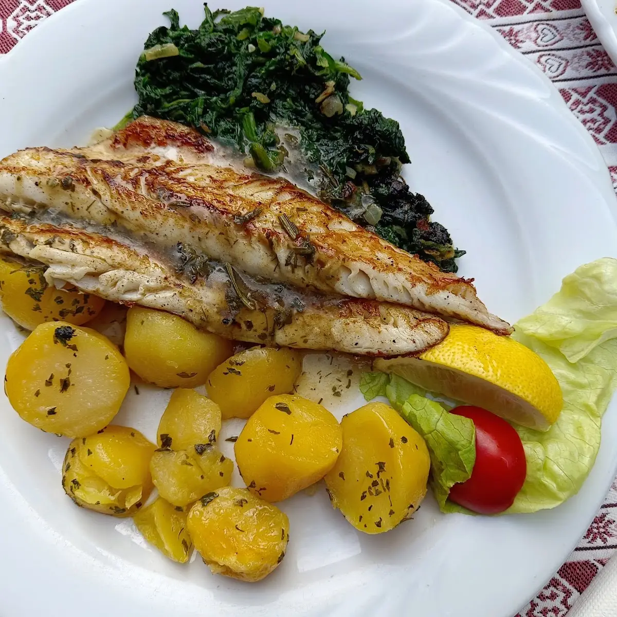 Bachsaibling Mit Mandeln In Butter Gebraten