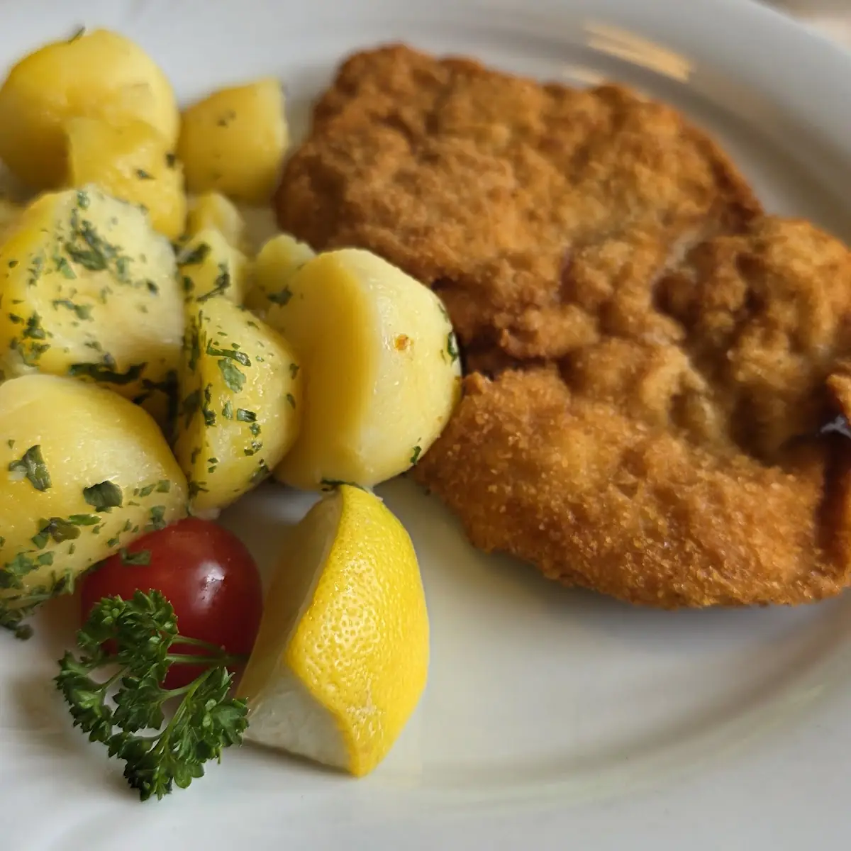 Gebackene Hühnerfilets Mit Kartoffeln Und Preiselbeeren