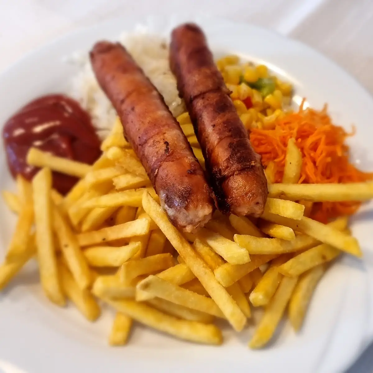 Grillwürstel Mit Pommes Und Ketchup