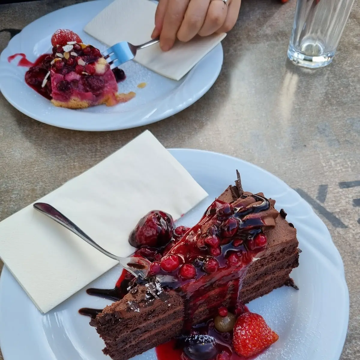 Schoko Trüffel Torte Auf Beerenspiegel