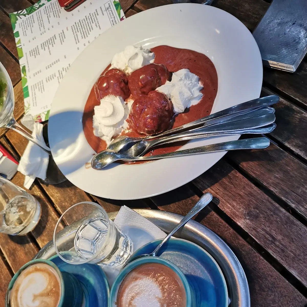 Profiteroles Mit Schokolade Und Sahne