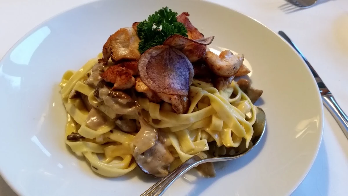 Tagliatelle Ai Funghi Con Pollo E Cipolla Fritta