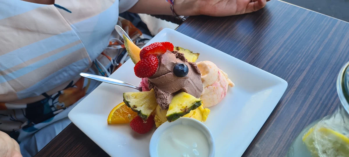 Früchtebecher Mit Schokoeis
