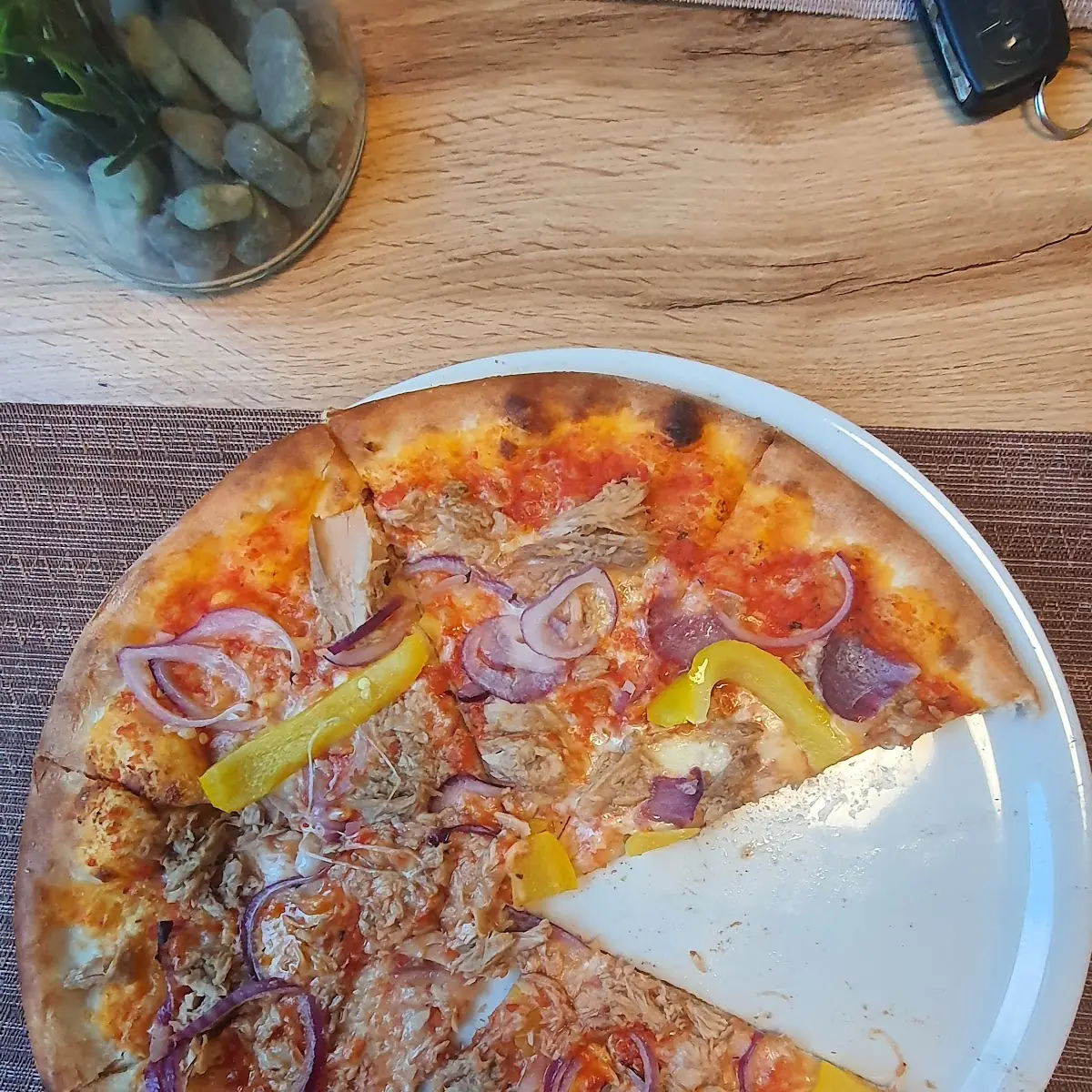Thunfisch Pizza Mit Peperoni & Zwiebel