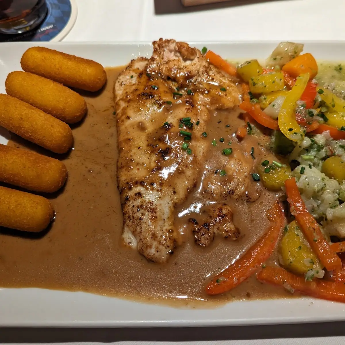 Hünerfilet Mit Kroketten Gemüse Und Pfeffersaucse