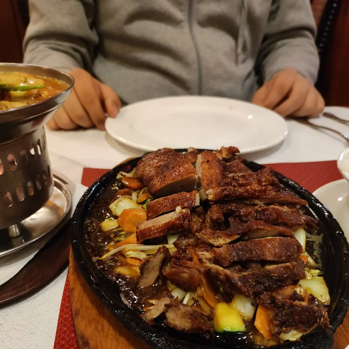 Knusprige Ente Mit Wok-gemüse Und Knoblauchsauce