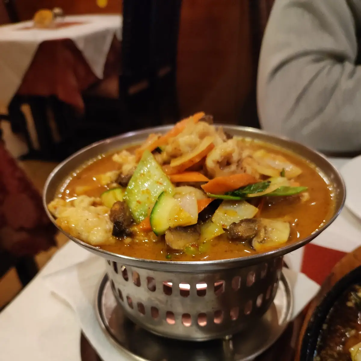 Thai Curry Mit Hühnerfleisch Und Wok-gemüse