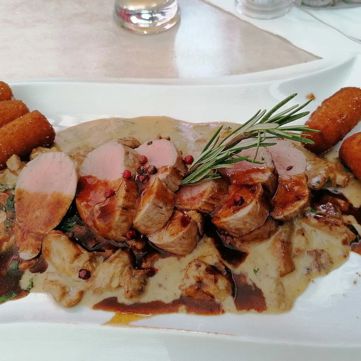 Schweinefilet Mit Frischen Pilzen Und Kroketten