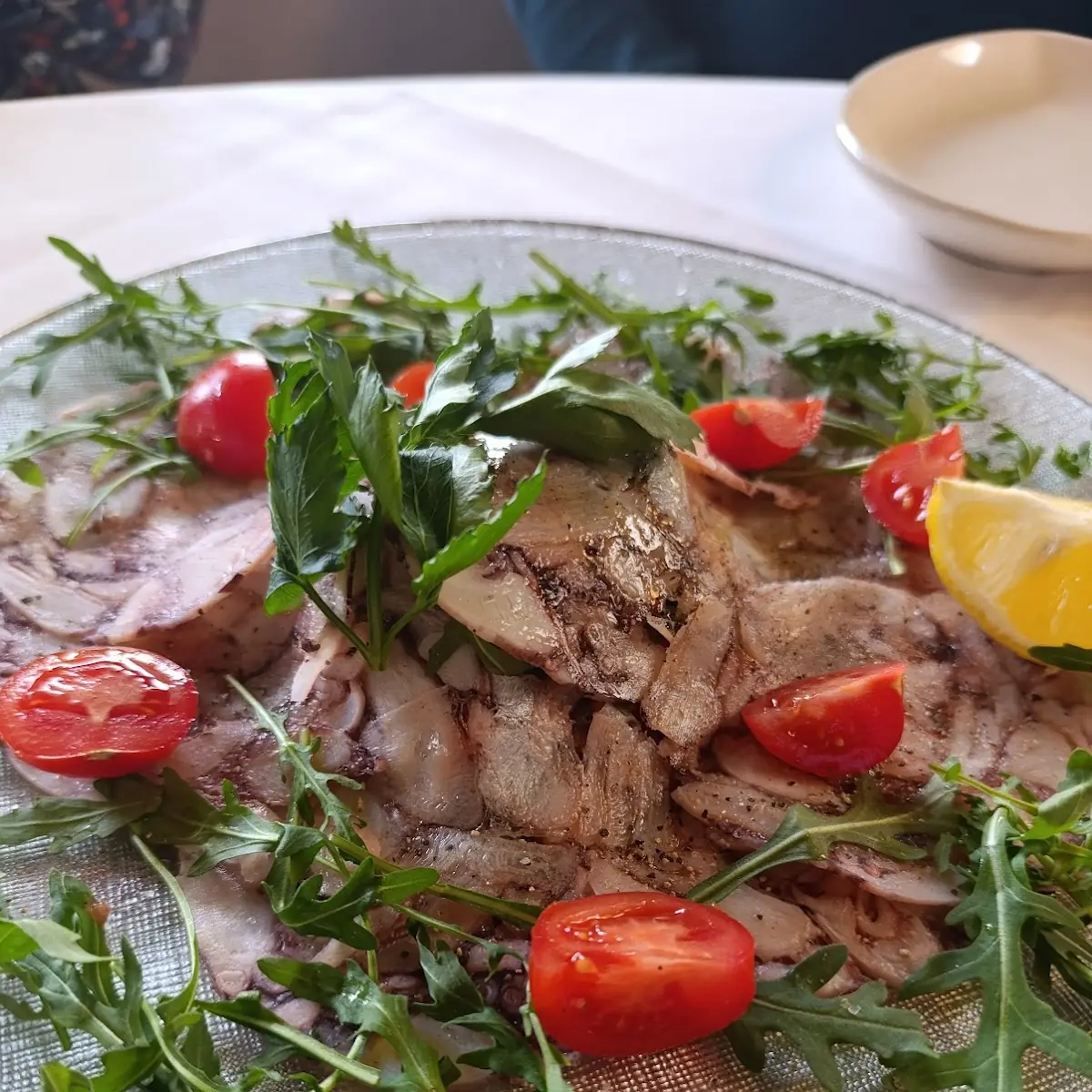 Tagliata Di Manzo Su Rucola Con Parmigiano E Pomodorino
