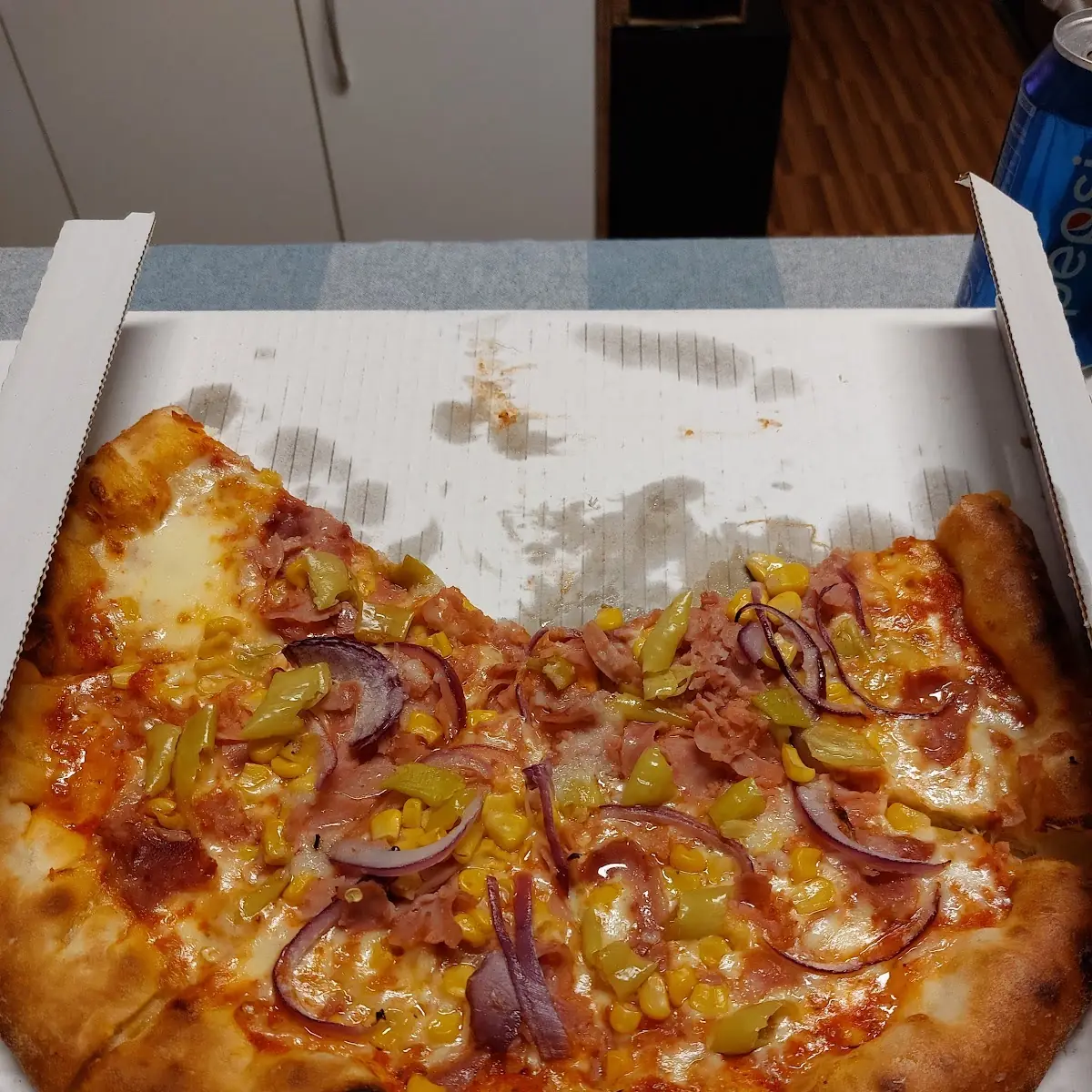 Pizza Provinziale Mit Zwiebelund Käserand Knoblauch