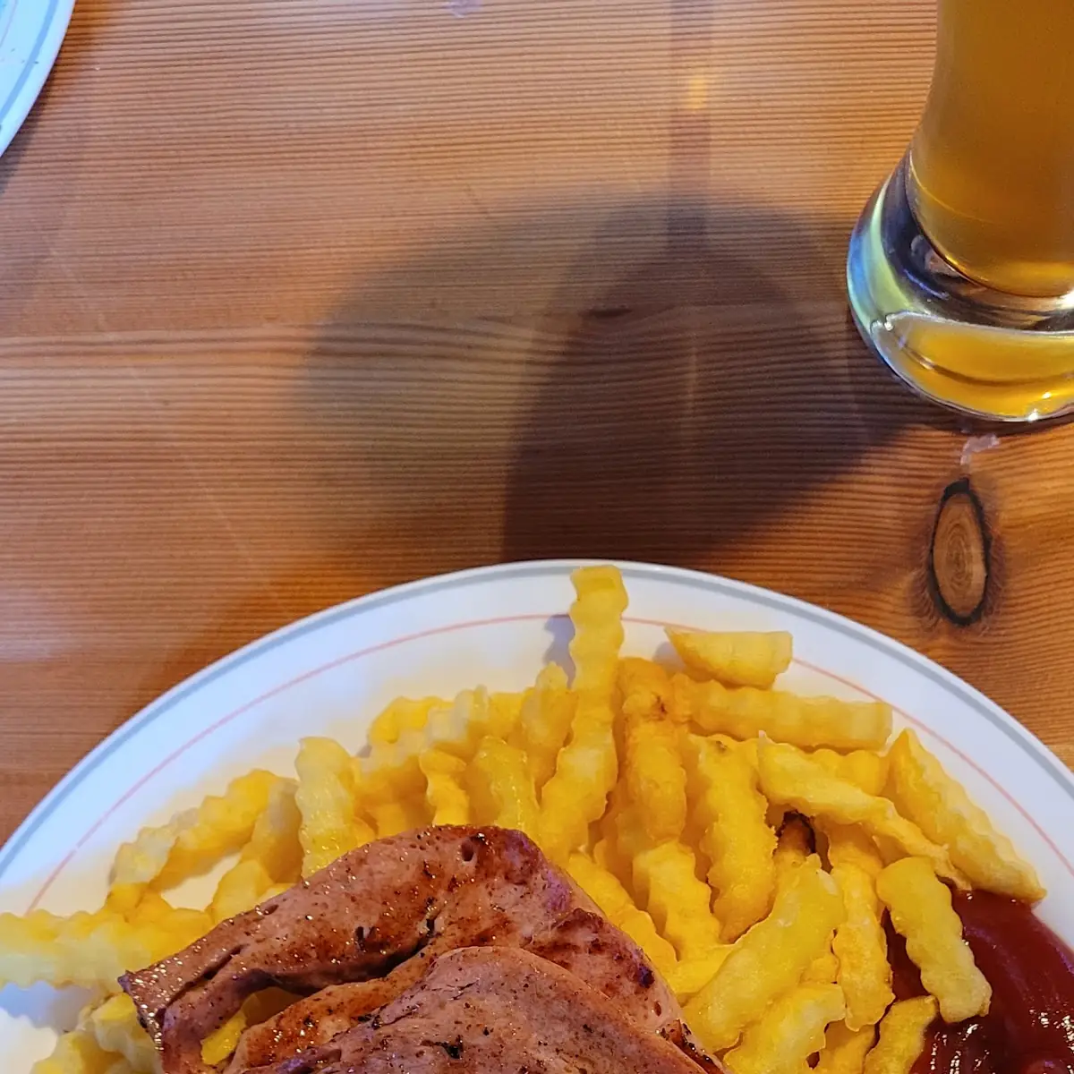 Fleischwaren Mit Pommes