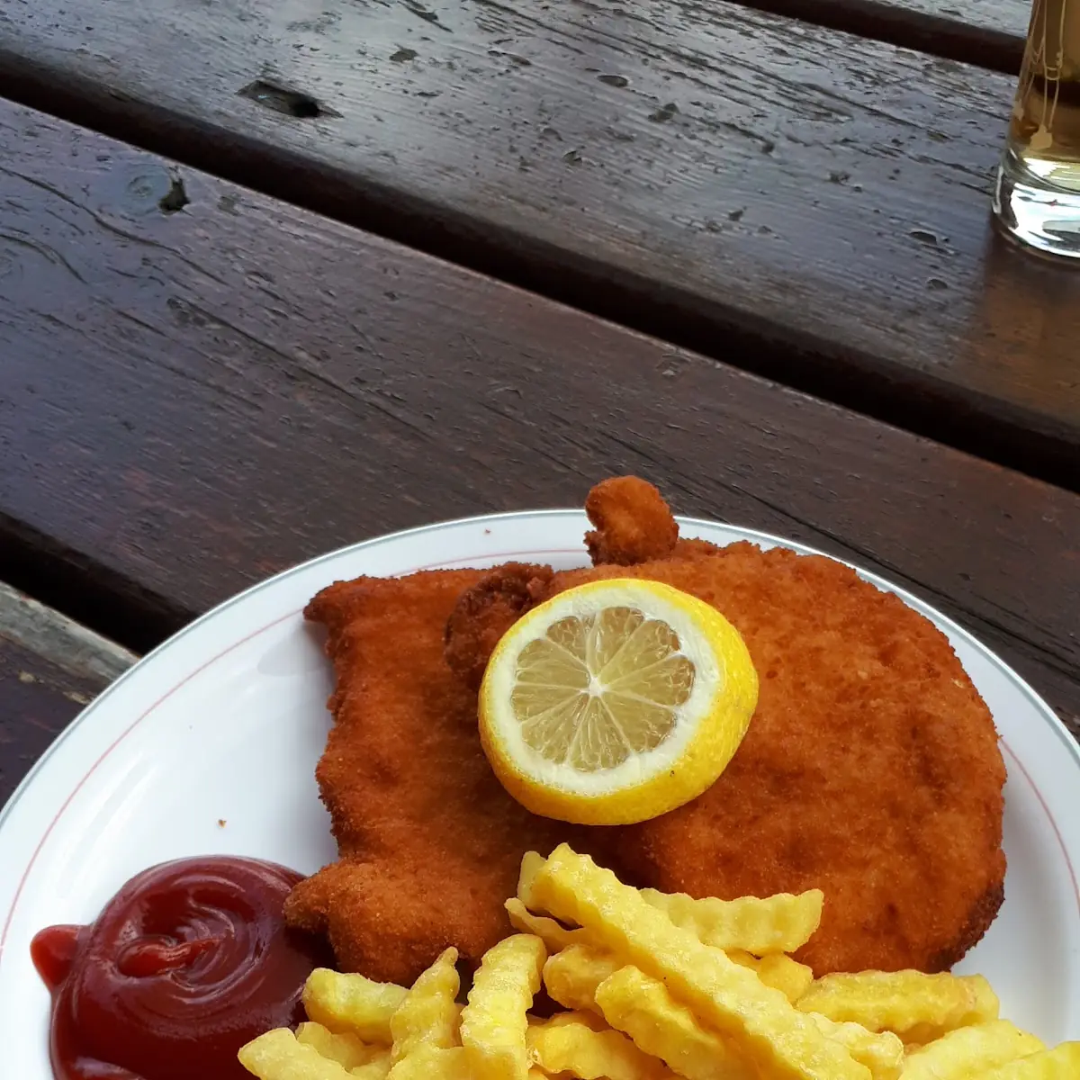 Hühnerschnitzel Mit Pommes Und Ketchup