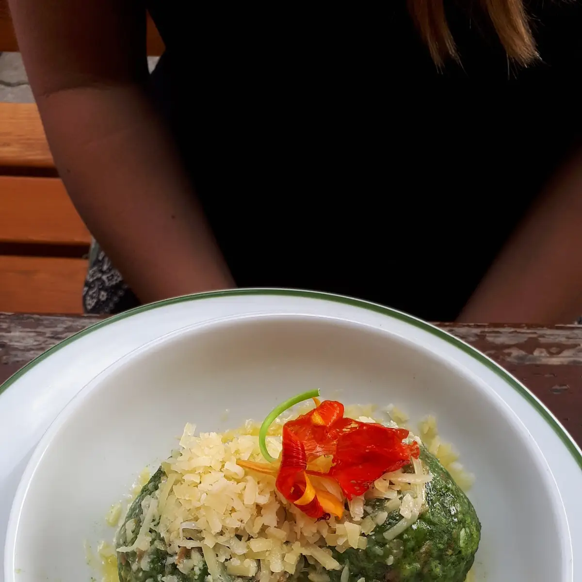 Spinatknödel Mit Salat Geriebenem Käse Und Zerlassener Butter