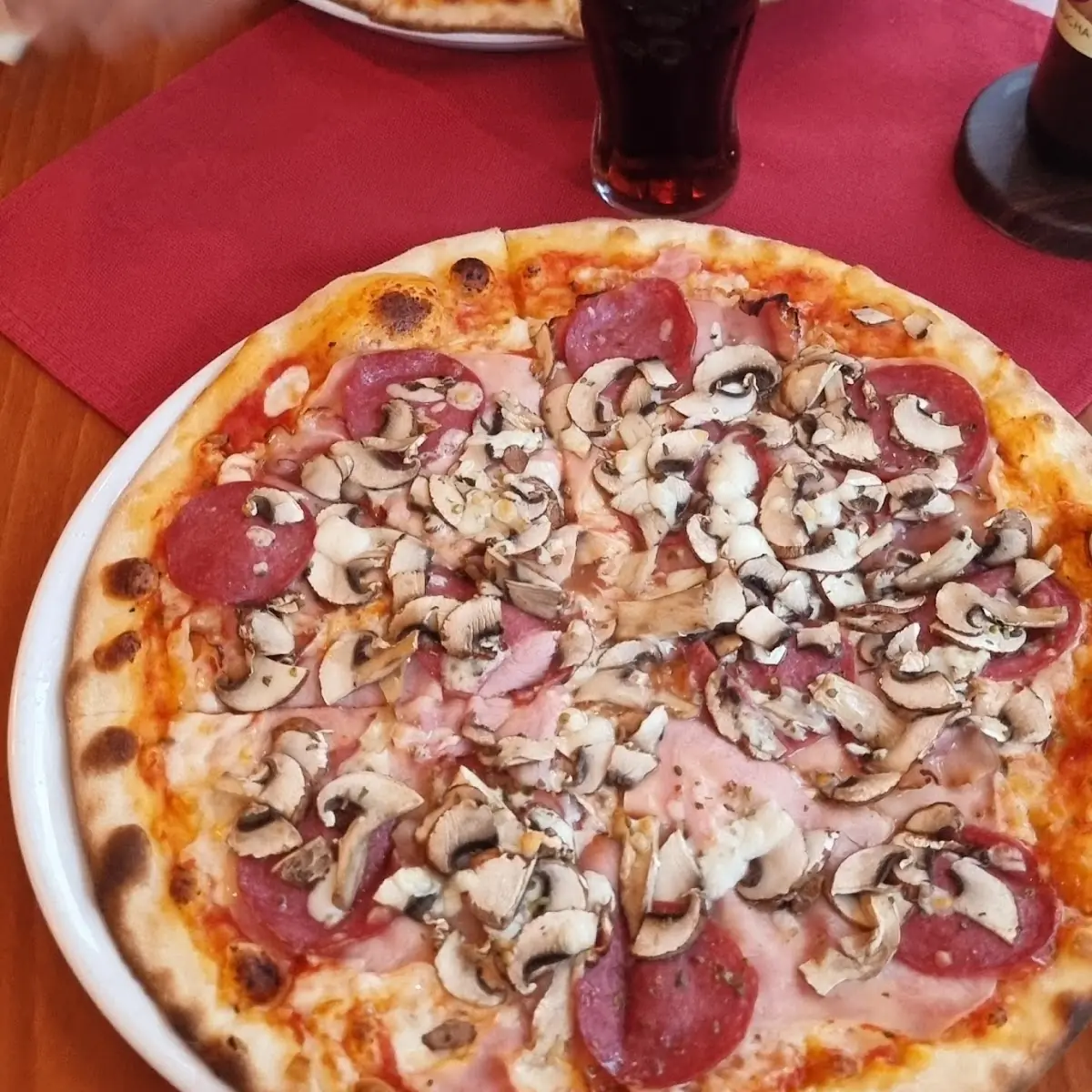 Pizza Mexikana Mit Doppelt Frischen Pilzen