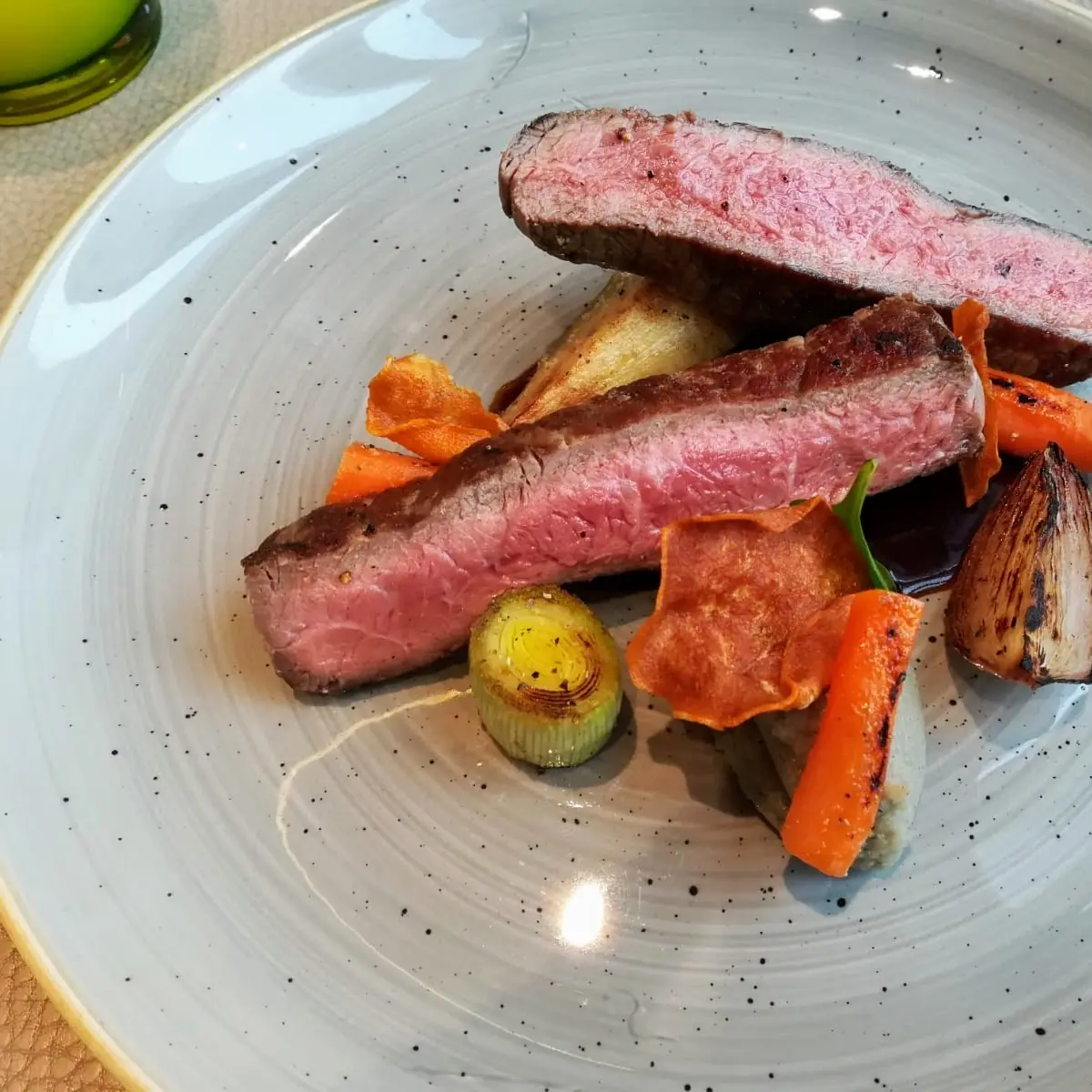 Rosa Gebratenes Kalbsrückensteak