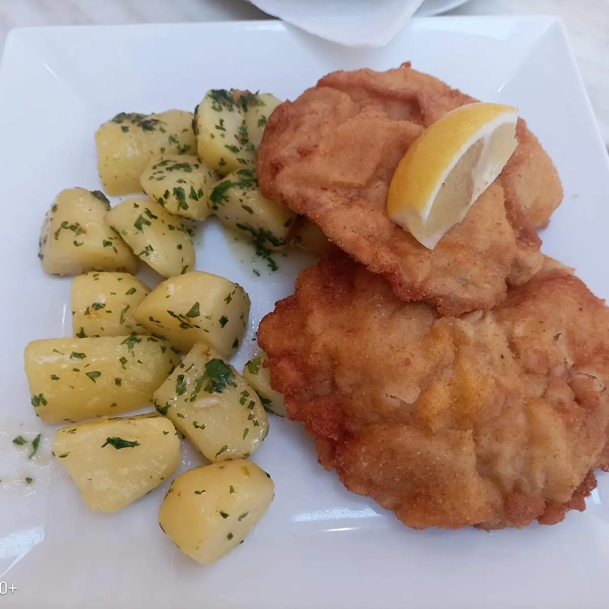 Schweineschnitzel Wiener Art Mit Petersilkartoffeln