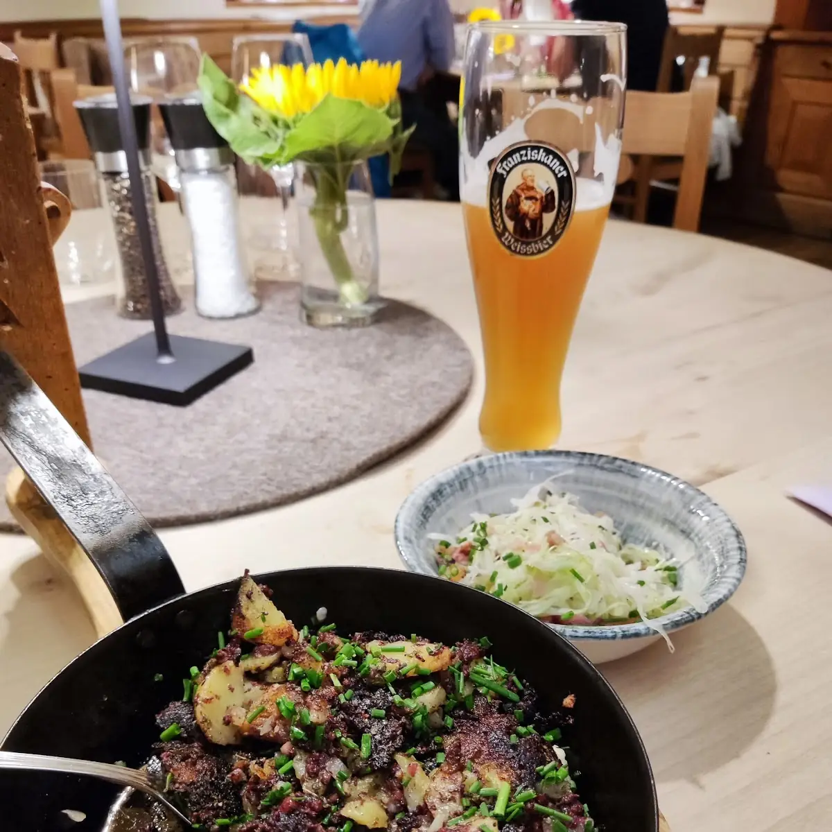 Blutwurst Mit Bratkartoffeln Und Specksalat
