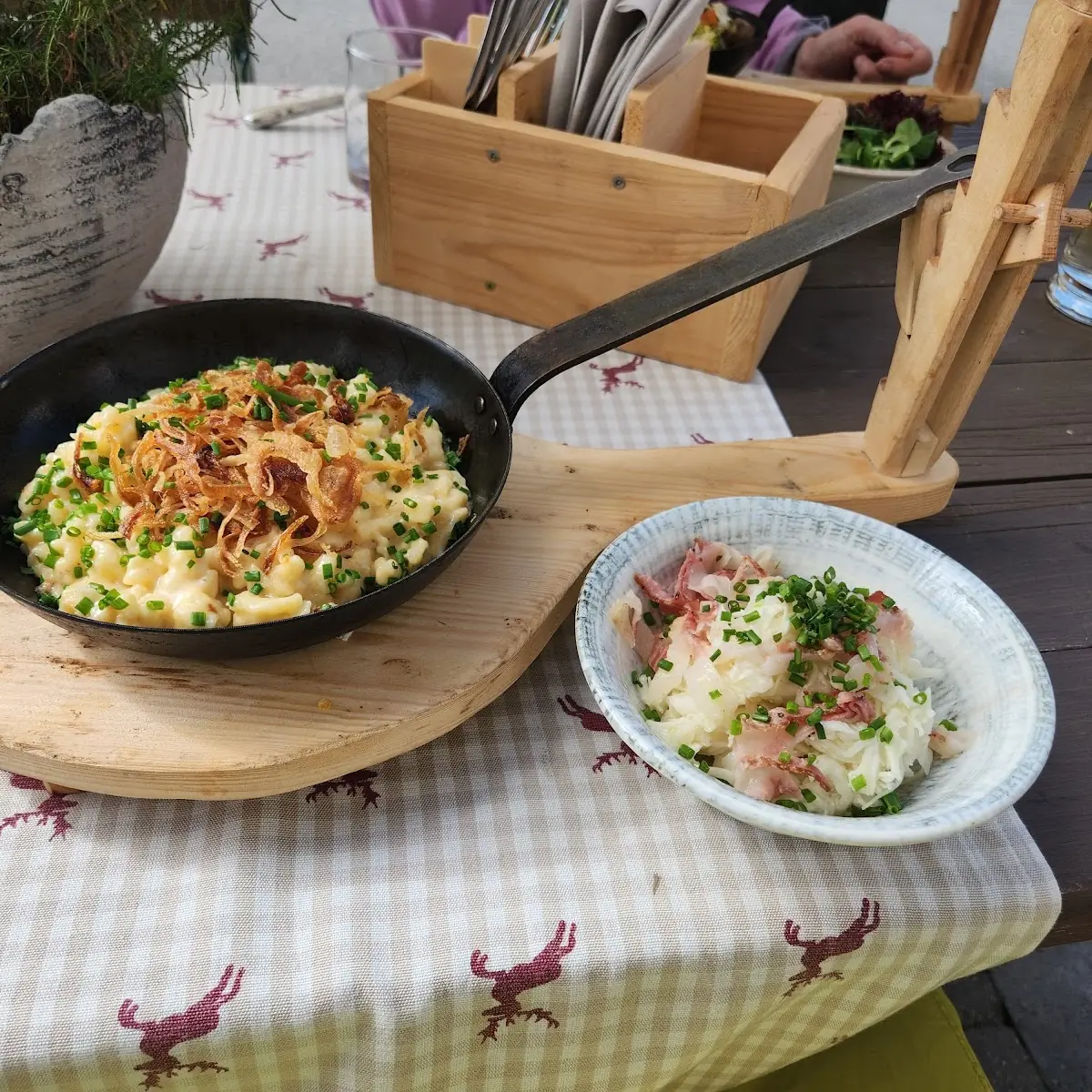 Käsespätzle Mit Krautsalat
