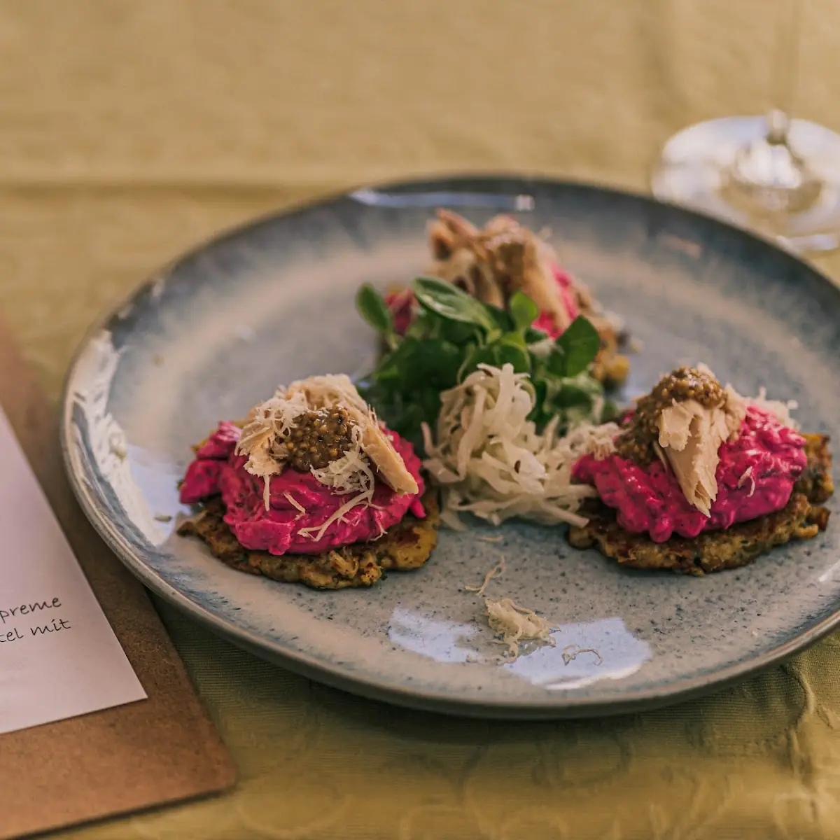 Kichererbsenpuffer Mit Räucherforellenstücken