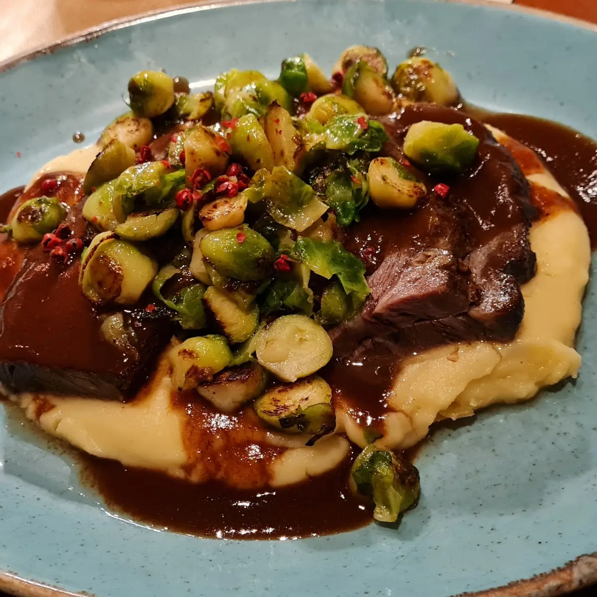 Rinderbäckchen Auf Polentacreme Mit Kohlsprossen