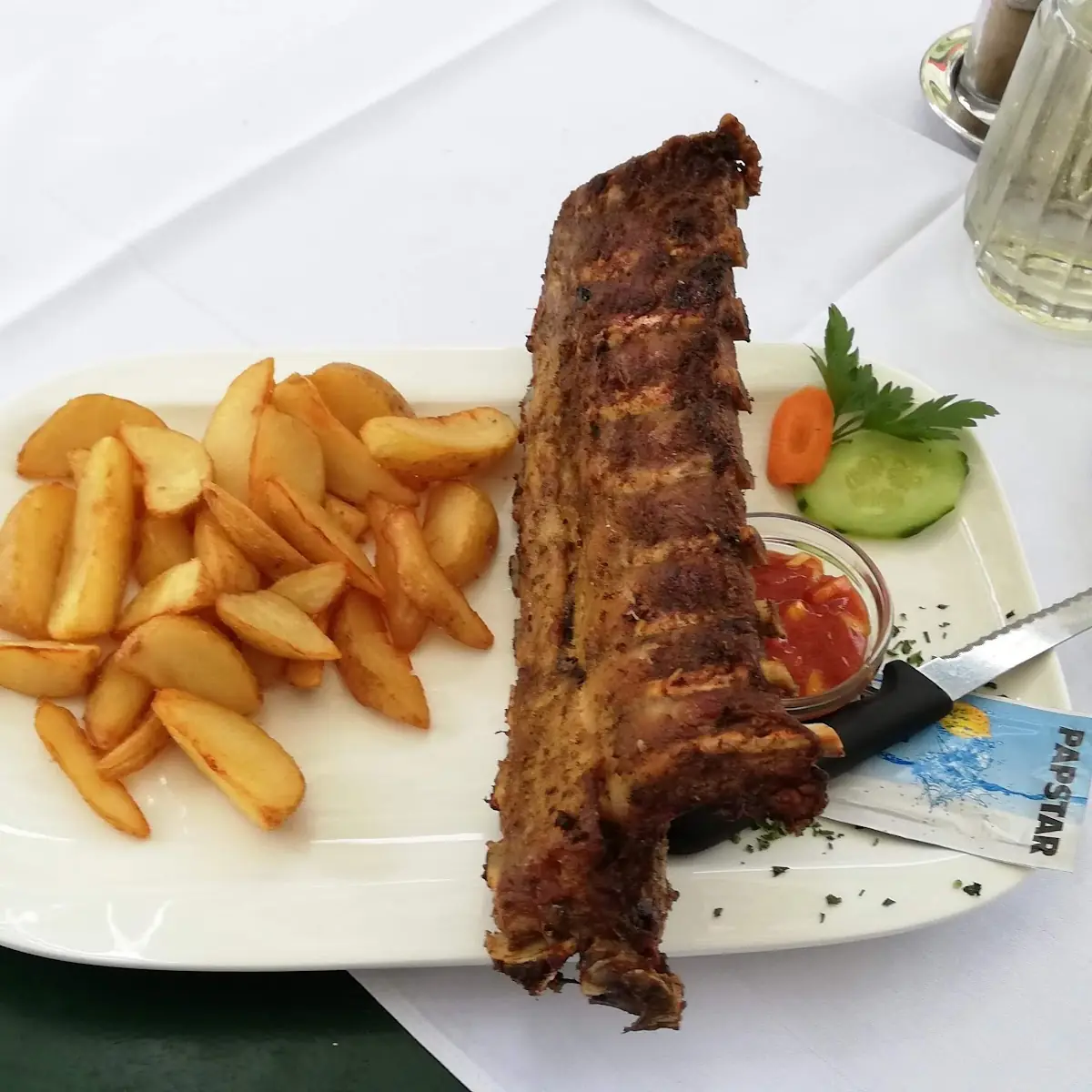 Ripperl Mit Bratkartoffeln Und Barbecuesauce
