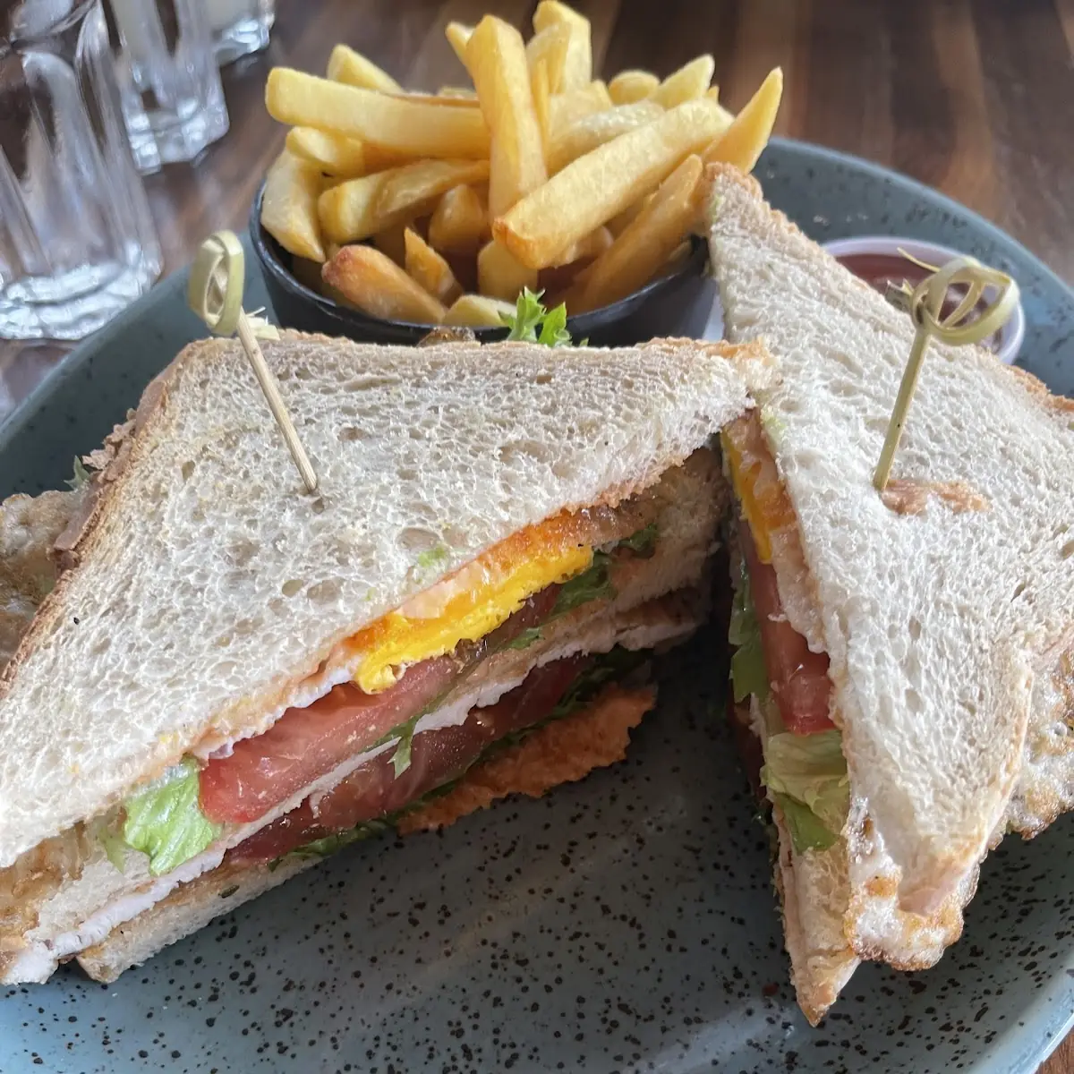 Club Sandwich Mit Pommes