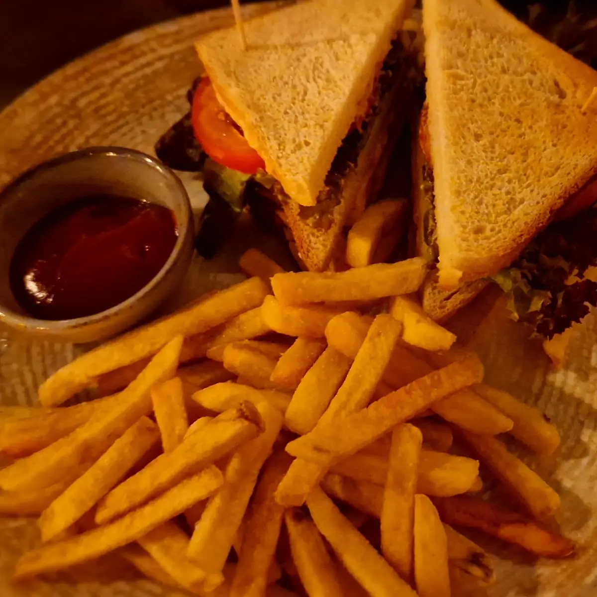 Albert Sandwich Gegrillte Hühnerbrust Cocktailsauce Käse Salat Tomate Pommes