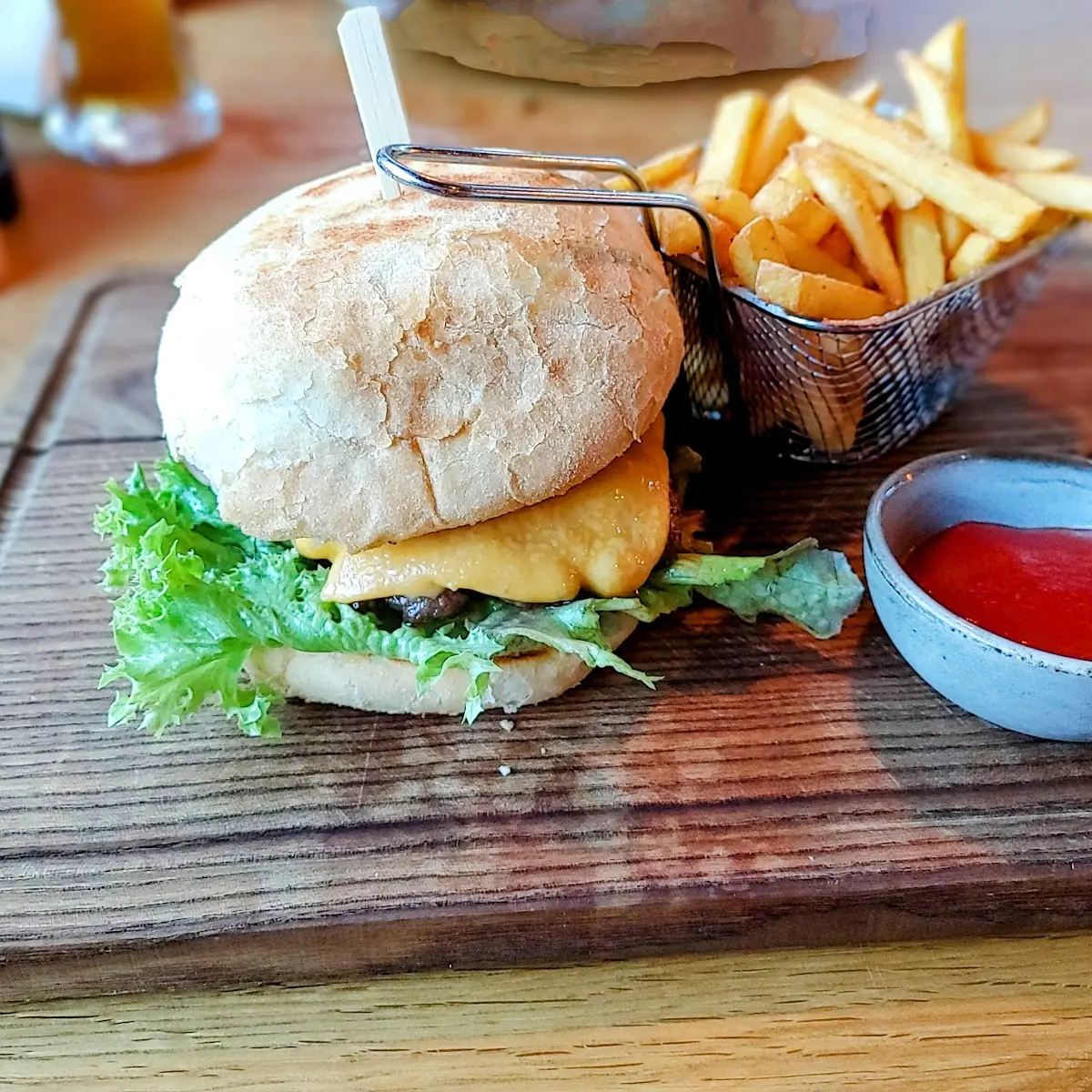 Cheeseburger Mit Pommes