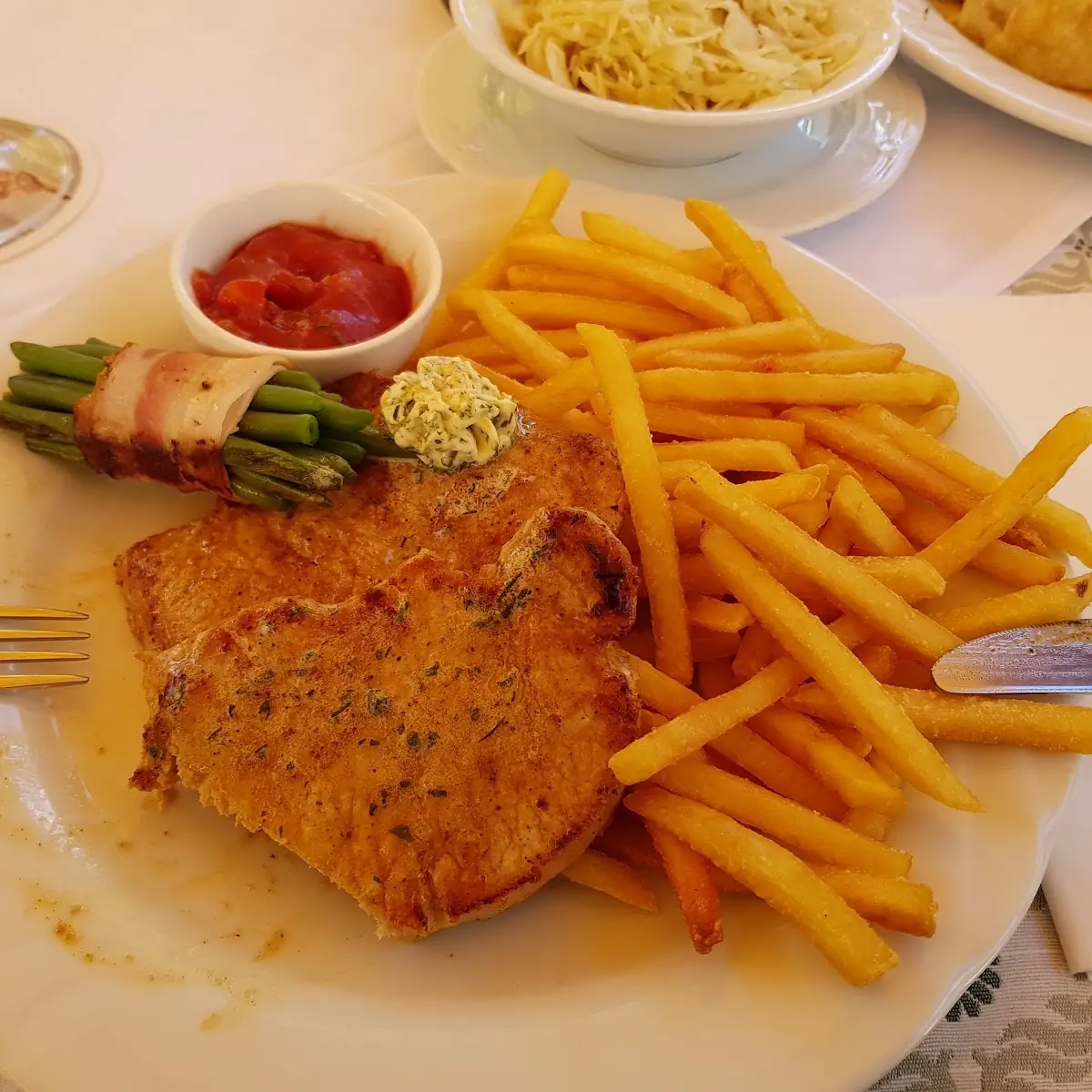 Schweinekotelett Vom Grill Mit Pommes