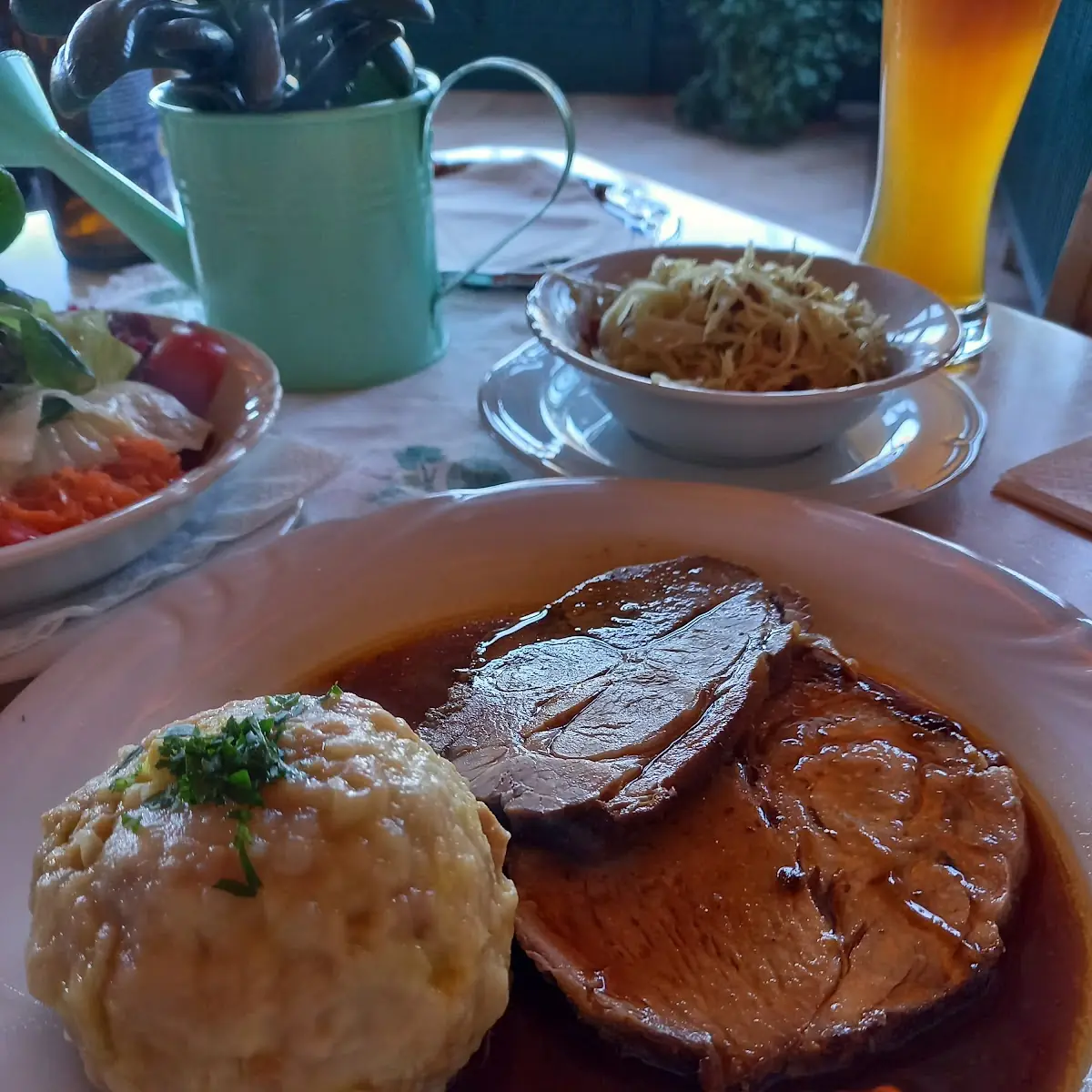 Schweinsbraten Mitflaumigen Semmelknoedel Und Natursaft Warmer Krautsalat