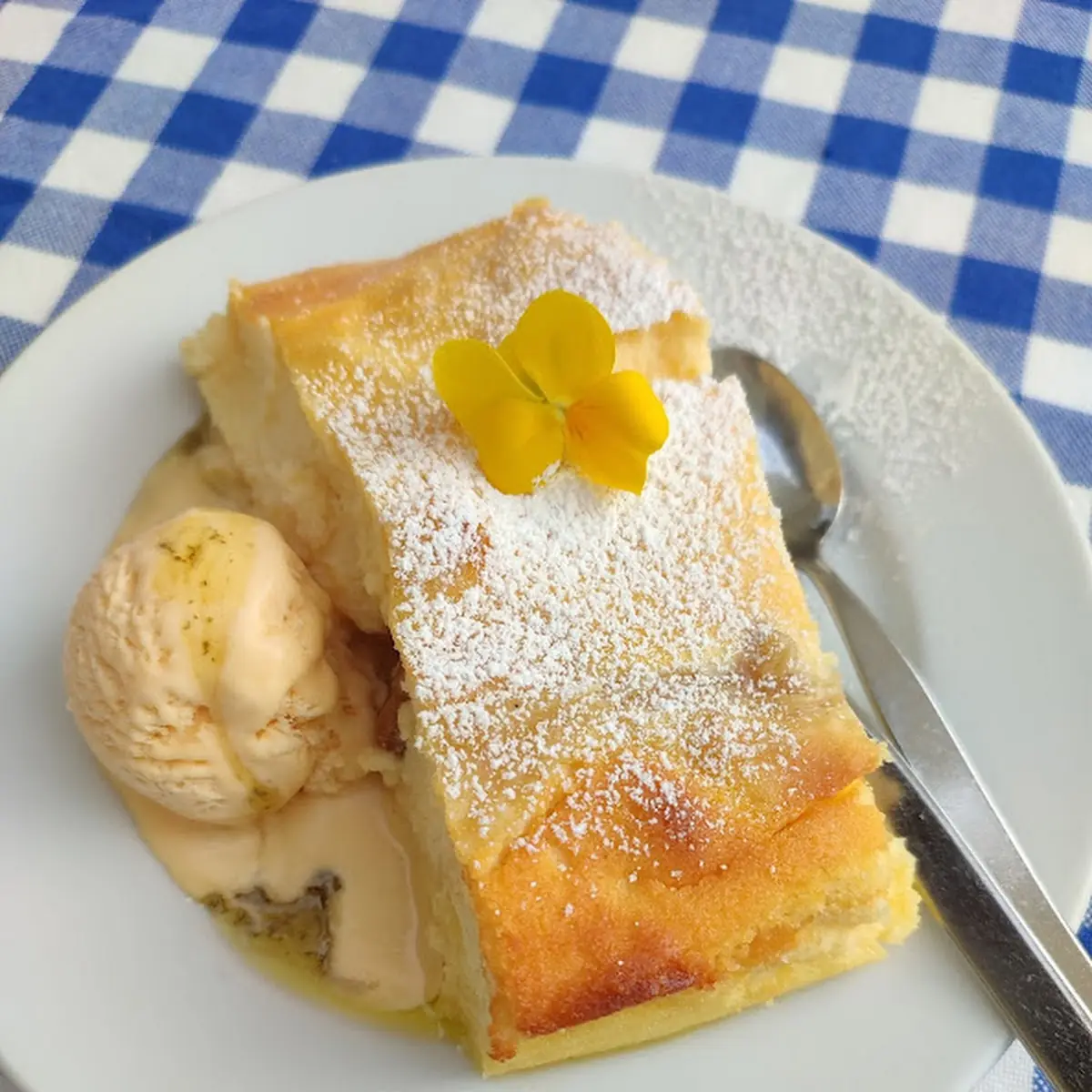 Köstlicher Topfenstrudel Mit Eis