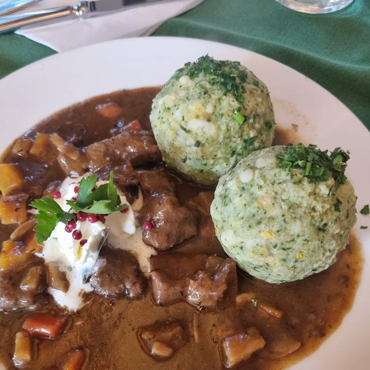Lamm Mit Sauce Und Bärlauch Knödel