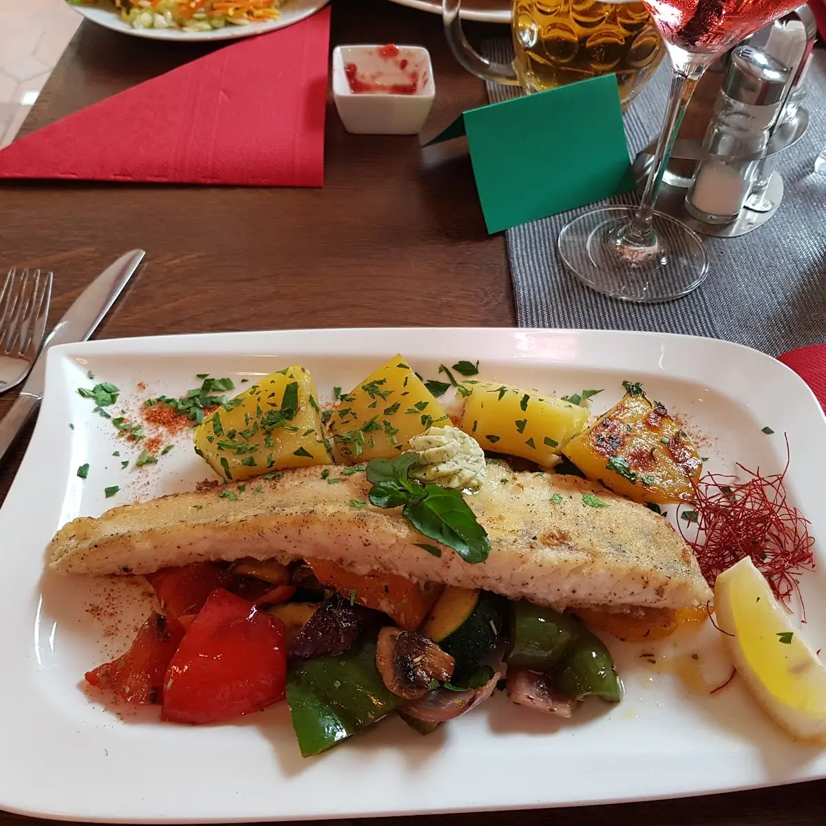 Zander Mit Petersilienkartoffeln Und Gemüse