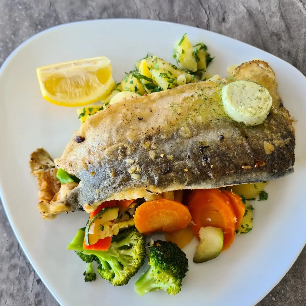 Gegrilltes Fischfilet Mit Gemüse Und Petersilkartoffel