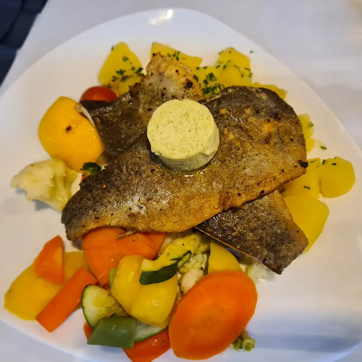Gegrilltes Fischfilet Mit Kartoffeln Und Gemüse
