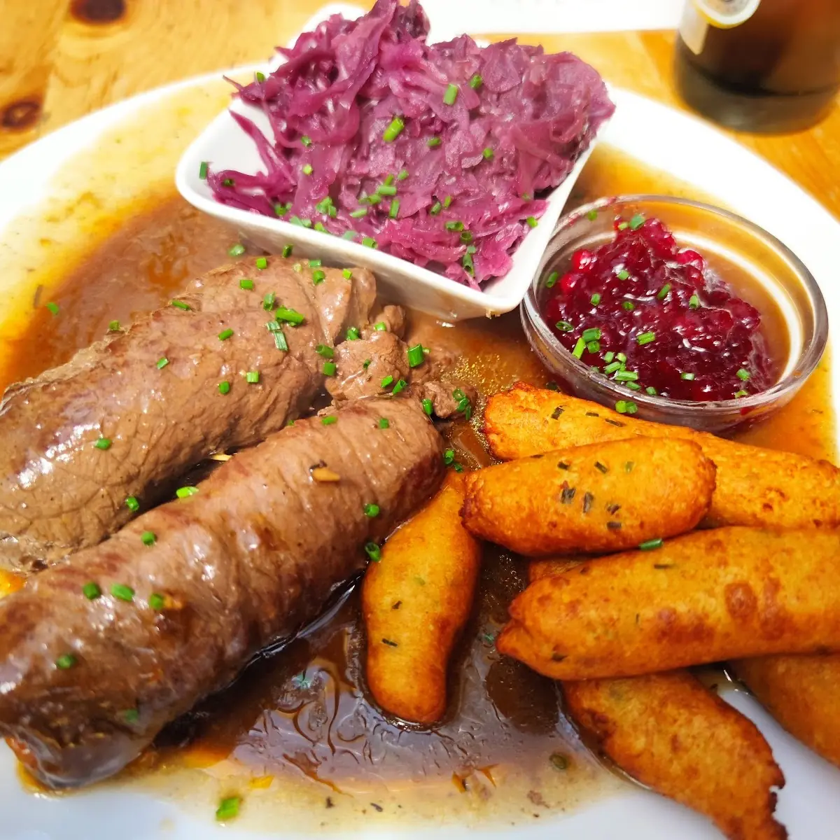 Hirschrouladen Mit Kroketten Und Kraut