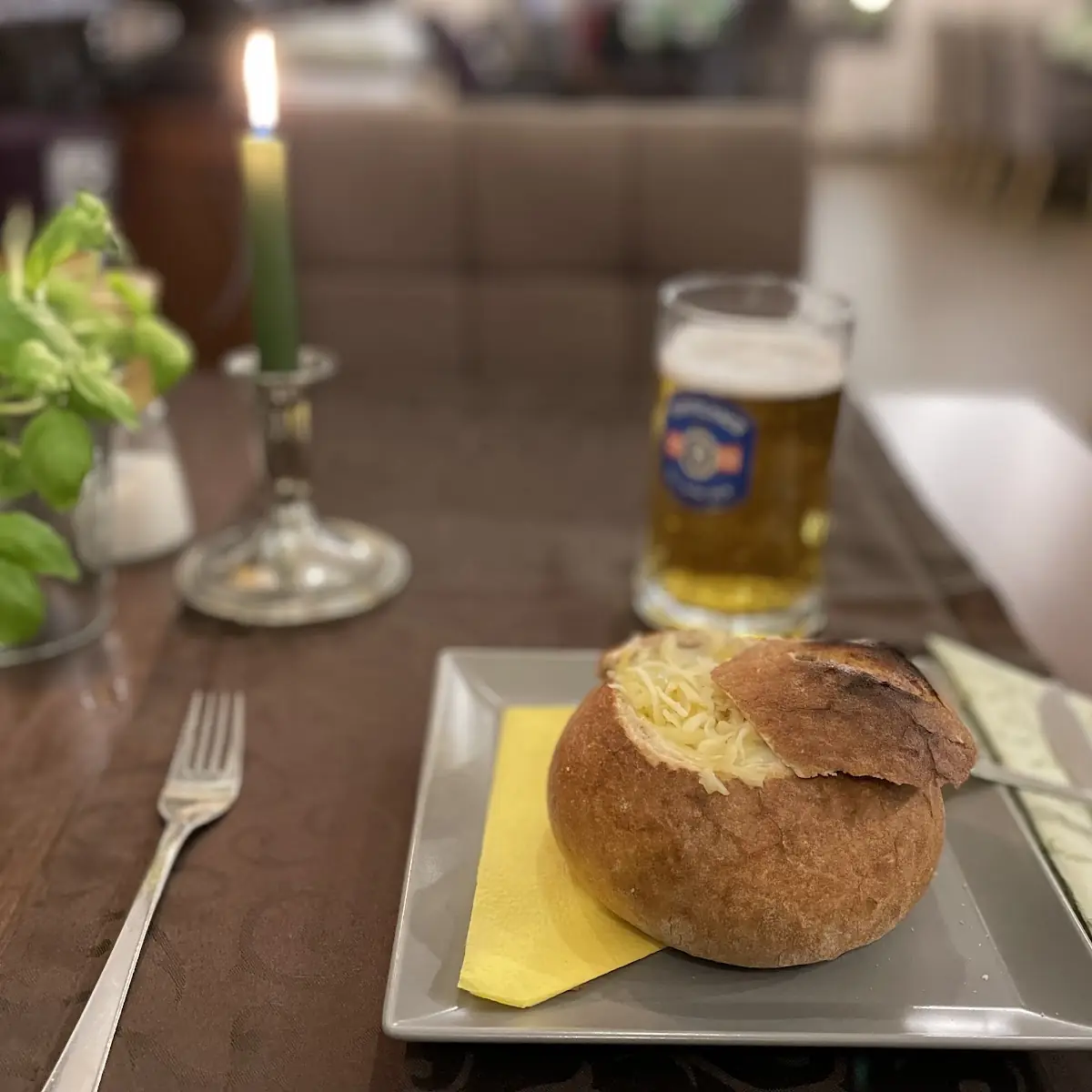 Knoblauchcremesuppe Im Brotlaib Mit Räucherkäse