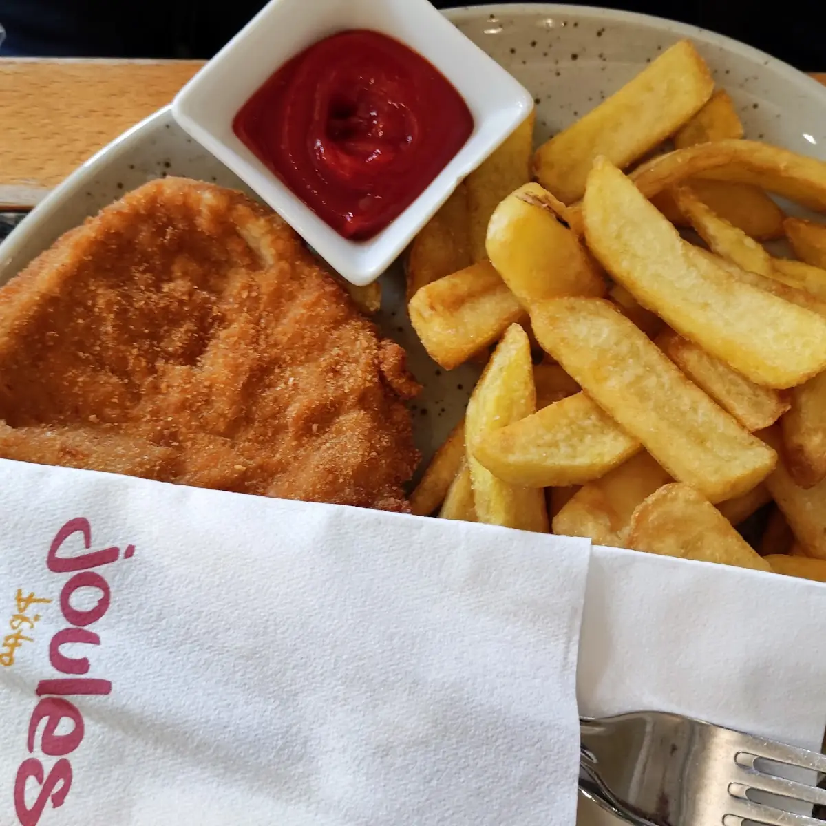 Weiner Schnitzel Mit Joiles Fries Und Ketchup