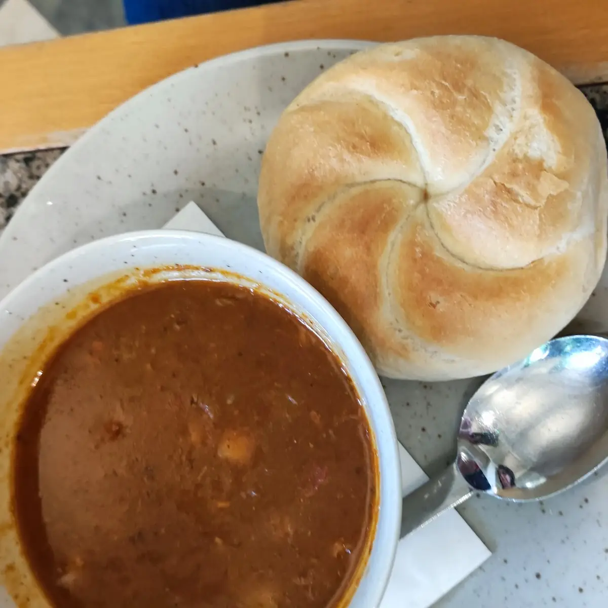 Würzige Gulaschsuppe Mit Gebäck