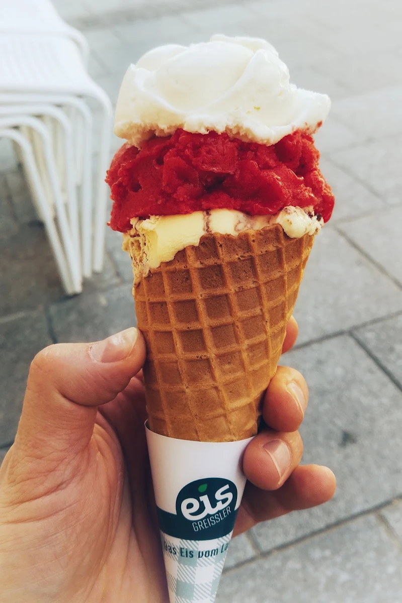 3 Kugeln Bestes Eis Butterkeks Erdbeer Und Topfen