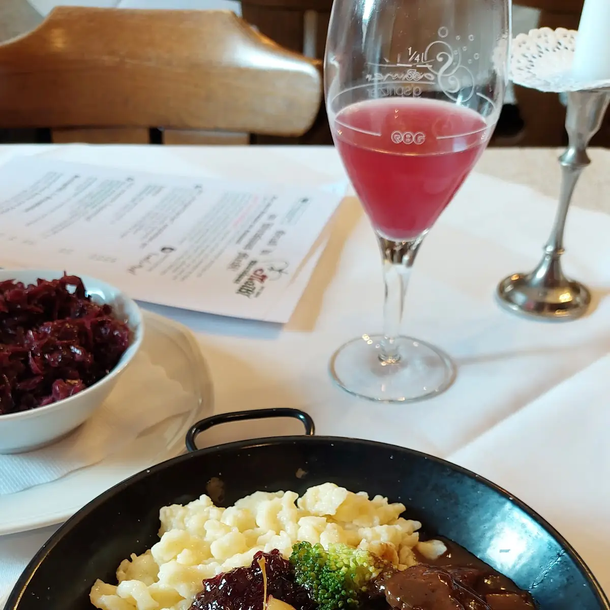 Wildragout Mit Butterspätzle Und Apfelrotkraut